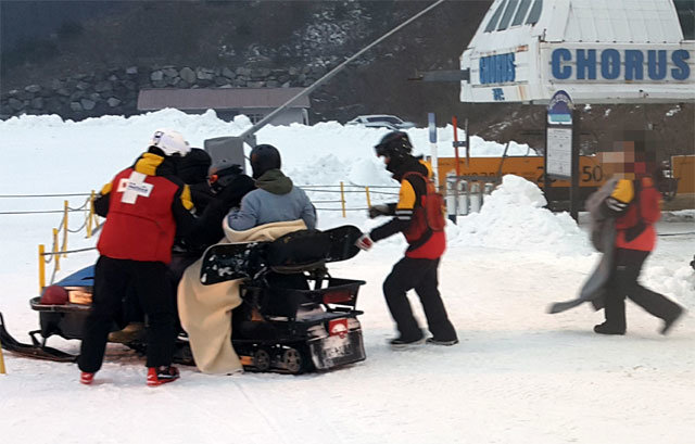 5일 오전 리프트 중단 사고가 발생한 전북 무주군 ‘무주 덕유산 리조트’ 스키장에서 구조된 탑승객을 스키장 관계자들이 스노모빌에 태워 이송하고 있다. 전북지방경찰청 제공