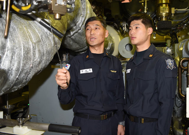 해군 잠수함 홍범도함(1800t)에서 함께 근무하게 된 아버지 정상봉 준위(왼쪽)와 아들 정한민 하사. 부자(父子)가 같은 잠수함에서 근무하게 된 것은 이번이 처음이다. 해군 제공