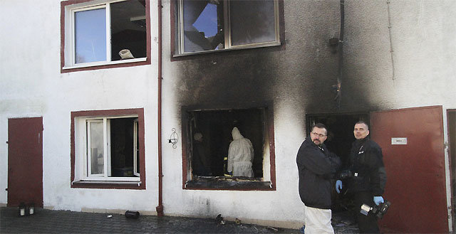 4일 폴란드 코샬린 방탈출카페에서 발생한 화재 현장을 5일 경찰이 조사하고 있다. 화재로 건물 외벽이 검게 그을렸고 유리창은 깨져 있다. 코샬린=AP 뉴시스