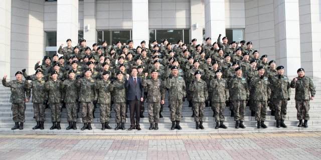 4일 오전 강원대학교 실사구시관에서 열린 127학군단 동계 입영훈련 출정식에서 학군단 후보생 128명이 기념사진을 찍고 있다. (강원대학교 제공) 2019.1.4/뉴스1 © News1