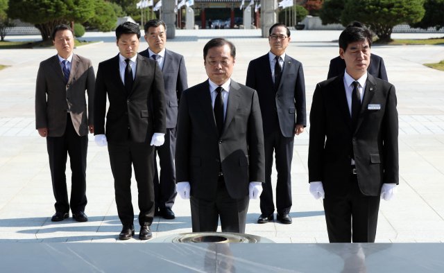 김병준 자유한국당 비대위원장이 지난해 10월 17일 광주 국립5·18민주묘지를 찾아 오월영령들의 넋을 기리고 있다.2018.10.17/뉴스1 © News1