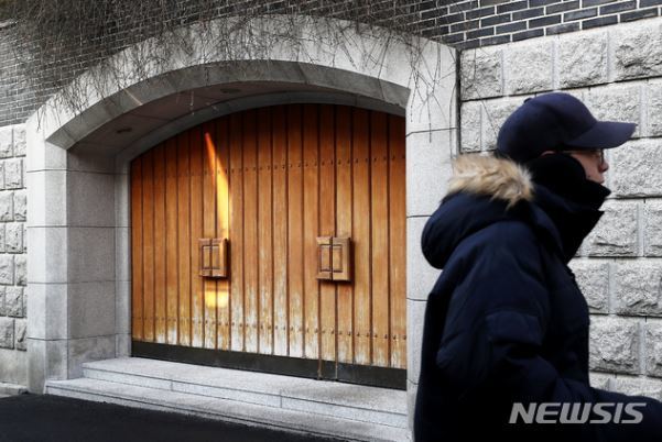 7일 오전 서울 서대문구 전두환 전 대통령 자택 앞에서 의경이 근무를 서고 있다(뉴시스)