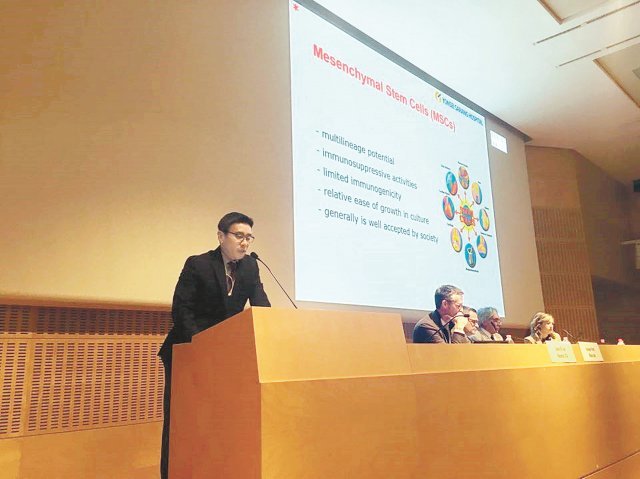 이탈리아 밀라노에서 열린 국제연골재생학회(ICRS)에서 강남 연세사랑병원 서동석 원장이 줄기세포 임상연구 발표를 하고 있다.