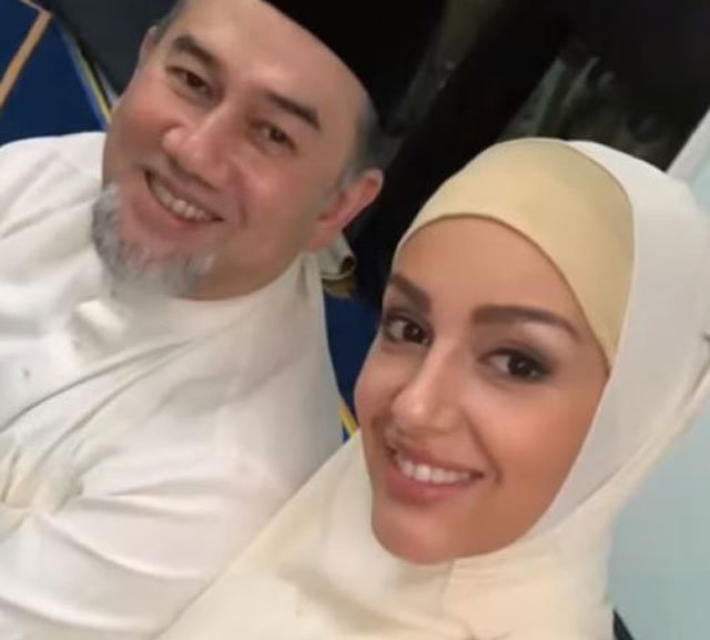 전 말레이시아 국왕 무하맛 5세(왼쪽). 병가를 내고 러시아 출신 모델 옥사나 보예보디나와 비밀리에 결혼했다는 구설에 올라 사임했다. 유튜브 캡처