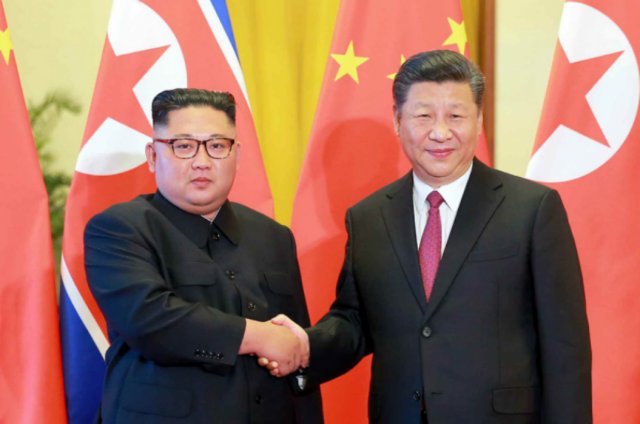김정은 북한 국무위원장이 세번째 방중을 했을 때 시진핑 주석과 찍은 사진. 김위원장은 지난해 6월 19일 1박2일로 베이징을 방문했었다.  (노동신문) 2018.6.20/뉴스1 ⓒ News1