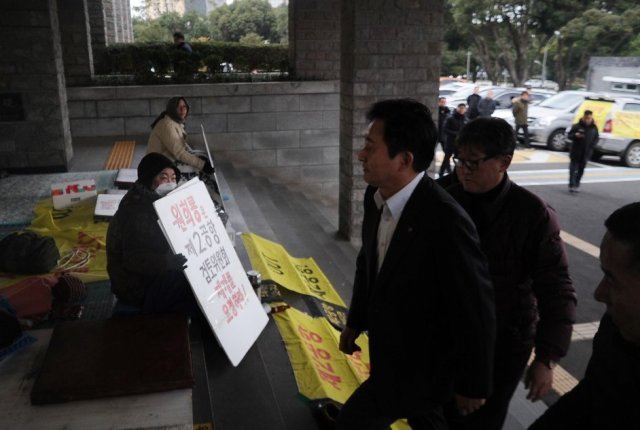 원희룡 제주도지사가 8일 오전 도청 앞 현관 계단에 설치된 연좌농성장을 지나 출근하고 있다. © News1