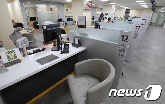 (서울=뉴스1) KB국민은행 노조가 총파업에 나선 8일 오후 서울 시내 한 KB국민은행 지점 모습. 해당 지점은 고객 불편을 최소화하기 위해 파업에 참가하지 않은 직원 5명과 본사 파견직원 4명이 은행창구업무를 처리하고 있다. 창구업무를 처리하는 직원이 평소의 50% 수준.  국민은행은 총파업에 따른 고객 불편 최소화를 위해 영업점 창구와 자동화기기 이용 수수료를 면제하기로 했다. 이날 전국 1천58개 지점은 모두 영업에 나섰지만 파업 참가 인원이 많은 점포는 대출 등의 일부 업무가 제한된다.2019.1.8/뉴스1