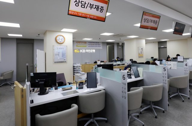 KB국민은행 노조가 총파업에 나선 8일 오후 서울 시내 한 KB국민은행 지점 모습. 해당 지점은 고객 불편을 최소화하기 위해 파업에 참가하지 않은 직원 5명과 본사 파견직원 4명이 은행창구업무를 처리하고 있다. © News1
