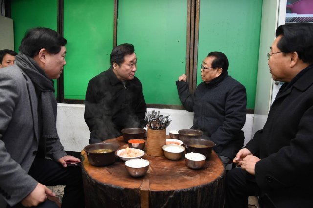 이낙연 국무총리가 8일 서울 종로구 낙원동 ‘송해의 길’의 한 식당에서 방송인 송해와 점심을 먹으며 대화를 나누고 있다. (이낙연 총리 페이스북) 2019.1.8/뉴스1