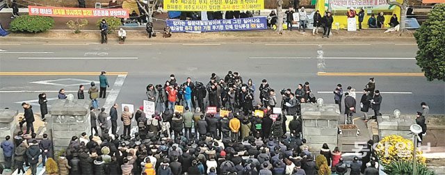 제주시는 7일 오후 제주도청 맞은편 인도를 점거하고 제2공항 반대 농성을 벌이던 천막 등에 대해 행정대집행을 실시해 강제 철거했다. 하지만 반대 측은 다시 천막을 세우고 도청 현관을 점거해 연좌 농성을 이어갔다. 임재영 기자 jy788@donga.com