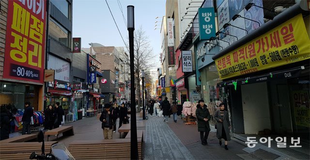 7일 대구 중구 동성로의 한 상가에 폐업 정리를 알리는 안내문이 붙어 있다. 최근 경기 침체 등의 영향으로 동성로 일대에 빈 점포가 늘고 있다. 박광일 기자 light1@donga.com