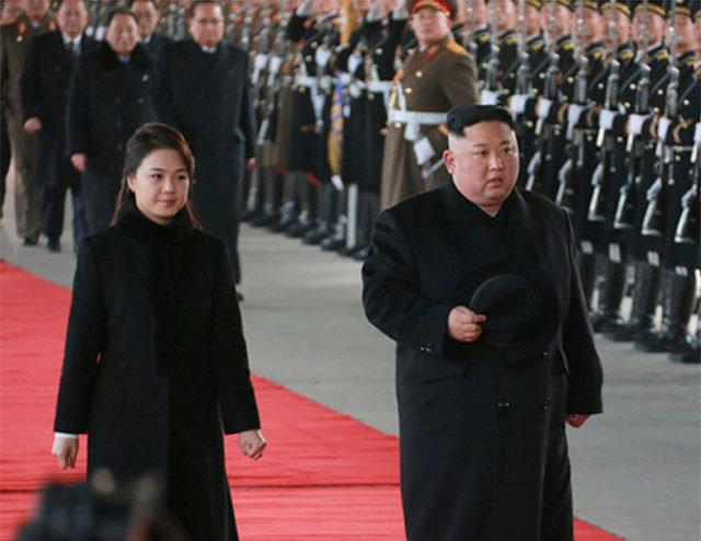 3박4일 일정 네 번째 방중 김정은 북한 국무위원장(오른쪽)과 부인 리설주가 7일 북한 평양역에서 의장대를 사열하며 4차 중국 방문 일정을 시작하고 있다. 사진 출처 노동신문