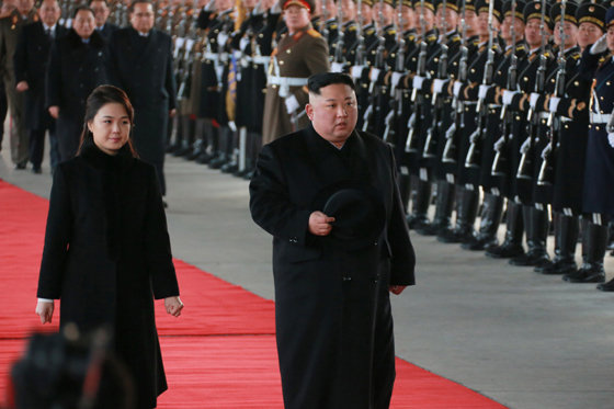 김정은 북한 국무위원장(오른쪽)이 7일 오후 중국을 방문하기 위해 부인 리설주 여사와 함께 평양을 출발하고 있다.  (노동신문)