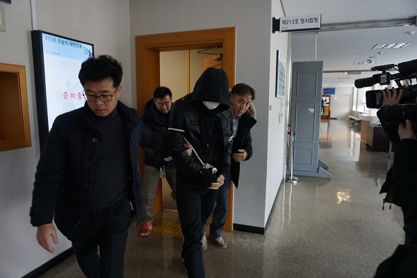 충남 서천 친부 살인 및 인천 노부부 살인사건 용의자가 9일 오전 영장실질심사를 받고 법정을 나오고 있다. © News1