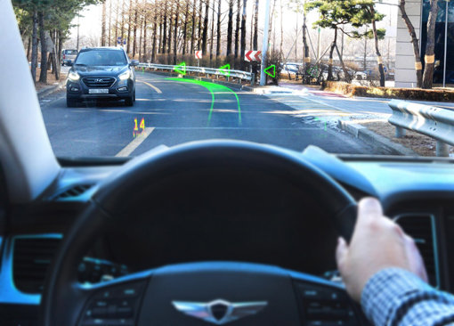 현대·기아자동차 남양연구소 인근 도로에서 제네시스 G80의 전면유리에 홀로그램 증강현실 내비게이션이 실제 작동하고 있는 모습. 사진제공｜현대차