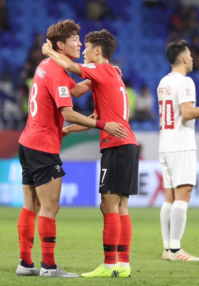 축구 대표팀의 이청용(오른쪽)과 황의조. /뉴스1 DB © News1