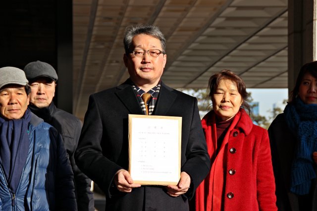 이재명 경기지사  지지자 모임 ‘사회정의를 추구하는 시민들로 모인 공익고발단’이 9일 오후 서울중앙지검에 김부선·공지영씨 등에 대한 고발장을 제출하고 있다. 2019.1.9/뉴스1 © News1