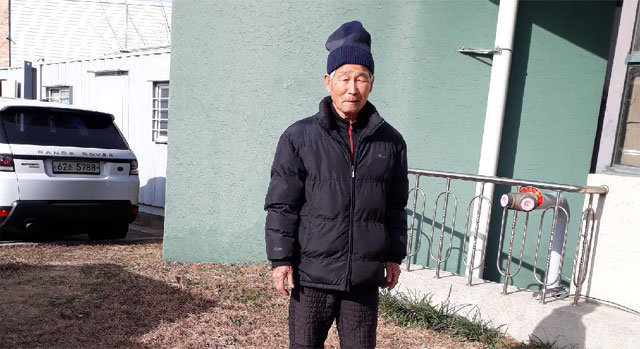 91세 마을이장 김평오 씨가 9일 전남 곡성군 삼기면 의암리 서봉마을 곳곳을 청소한 뒤 포즈를 취하고 있다. 서봉마을 제공