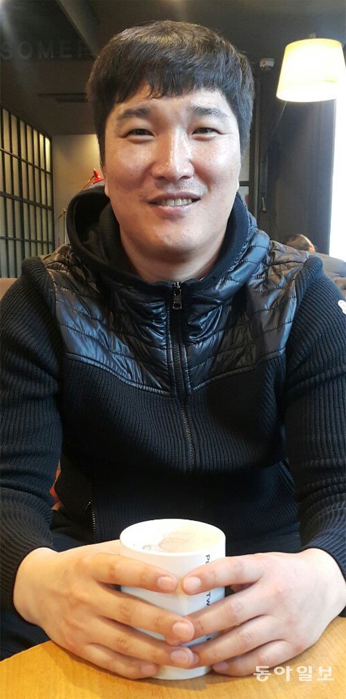 ‘국민 우익수’ 이진영은 2016년부터 KT에서 뛰다 지난 시즌을 끝으로 은퇴했다. 지난주 서울의 한 카페에서 만난 그는 “자신에게 만족하지 않고 끊임없이 채찍질해야 한다”고 후배들에게 조언했다. 이헌재 기자 uni@donga.com