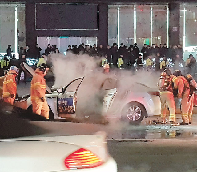 소방관들 긴급 진화 9일 오후 6시경 서울 광화문광장 인근 도로에 정차해 있던 택시에서 화재가 나 현장에 출동한 소방관들이 불을 끄고 있다. 택시기사의 분신이 화재 원인으로 추정되고 있다. 뉴시스