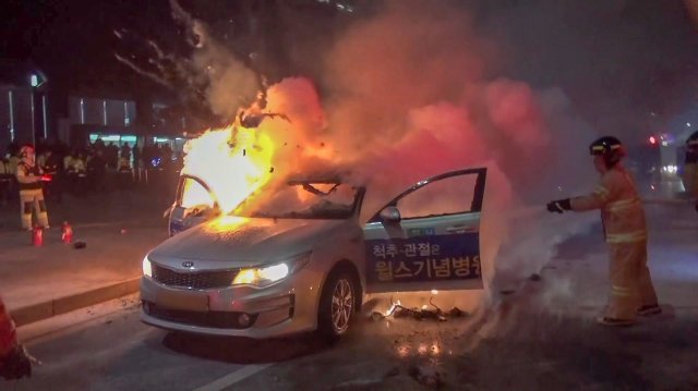9일 오후 6시3분경 서울 종로구 세종대로에서 택시에 화재가 발생해 소방대원들이 불을 끄고 있다.  이 화재로 운전기사 임모씨(65·남)가 2도 화상을 입고 병원으로 옮겨졌지만 10일 새벽 숨졌다. (종로소방서 제공) 2019.1.9/뉴스1
