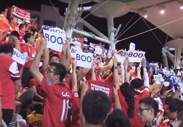 홍콩 축구팬들이 중국 국가에 야유를 보내는 모습 - CCTV 갈무리