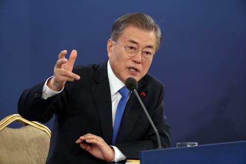 [서울=뉴시스]문재인 대통령이 10일 청와대 영빈관에서 ‘2019 문재인 대통령 신년기자회견’을 열어 기자들의 질문에 답하고 있다. 2019.01.10.