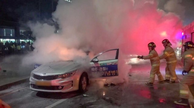 9일 오후 6시3분께 서울 종로구 세종대로에서 택시에 화재가 발생해 소방대원들이 불을 끄고 있다. 
 (종로소방서 제공) 2019.1.9/뉴스1