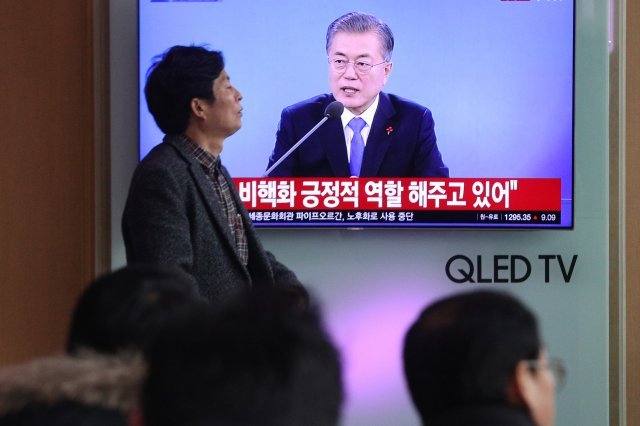 10일 서울 중구 서울역에서 시민들이 문재인 대통령의 신년 기자회견을 TV를 통해 시청하고 있다. 2019.1.10/뉴스1 © News1