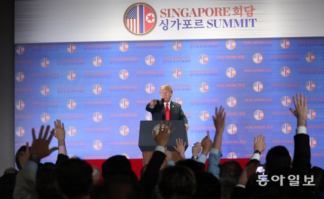 2018년 6월 12일 트럼프 미국 대통령이 싱가포르 카펠라 호텔에서 북미정상회담을 마친 후 기자회견을 열었다. 트럼프 미국 대통령이 질문할 기자를 지정하고 있다.
