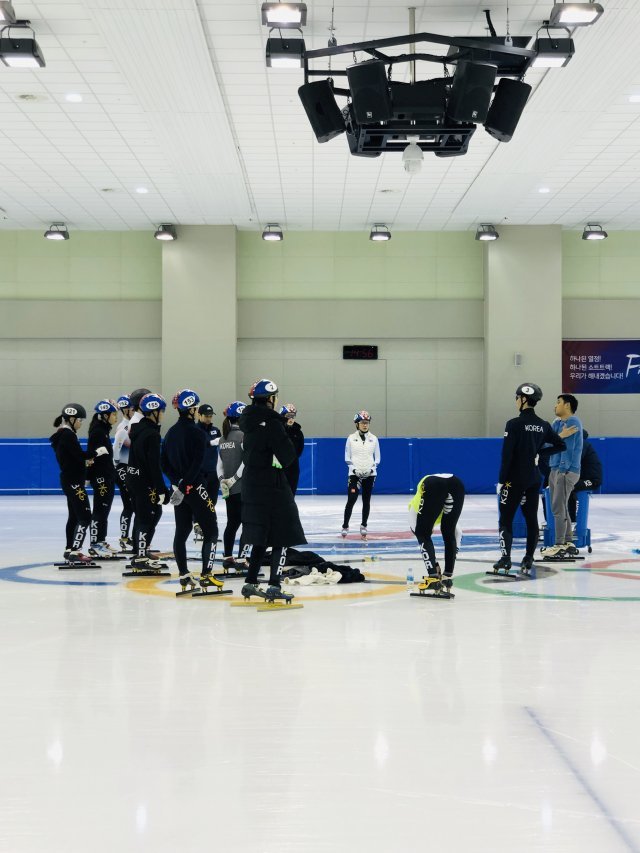 쇼트트랙 대표팀이 10일 진천선수촌에서 강화훈련을 하고 있다(대한빙상경기연맹 제공). © News1
