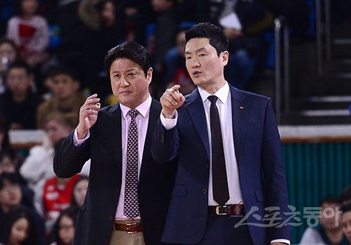 서울 SK 전희철 코치(오른쪽)는 2008년 현역 은퇴 후 11년째 코치 생활을 이어오고 있다. 남자프로농구 10개 구단 코치 가운데 가장 오랜 경력을 지녔다. 문경은 감독의 오른팔인 그의 지도 철학은 “감독님의 철학을 따르는 것”이다. 스포츠동아DB