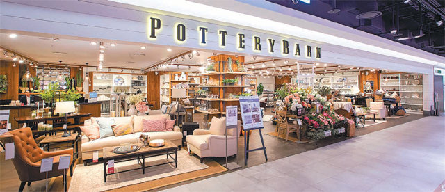 국내 백화점에 처음으로 오픈한 미국 유명 홈퍼니싱 브랜드 ‘포터리반’ 매장.