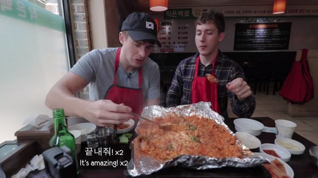 유튜브 채널 ‘영국남자’의 조시 캐럿(왼쪽)과 올리 켄달이 충북 청주시의 한 식당에서 치즈볶음밥을 먹는 모습. 유튜브 화면 캡처
