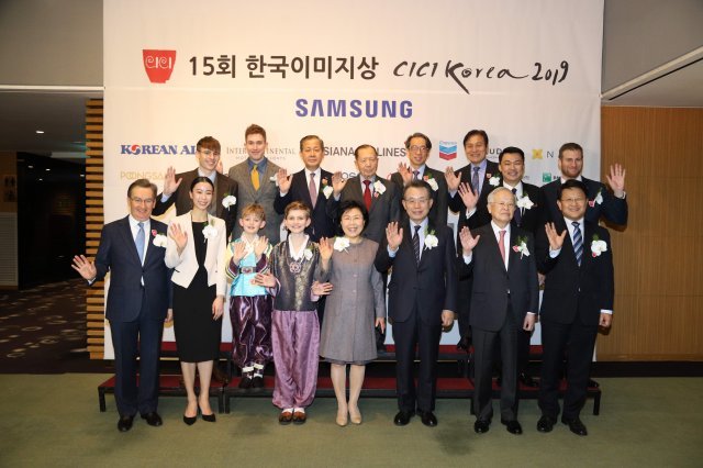 한국이미지커뮤니케이션연구원(CICI)이 서울 강남구 인터컨티넨탈서울코엑스 호텔에서 10일 개최한 ‘2019 한국이미지상’ 시상식에서 수상자와 참석자들이 활짝 웃고 있다. CICI 제공