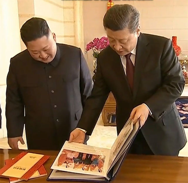 밀착하는 北-中 중국중앙(CC)TV는 베이징을 방문한 김정은 북한 국무위원장과 시진핑 중국 국가주석이 8일 열린 북-중 정상회담 기념사진을 담은 
앨범을 보고 있는 장면을 내보냈다. 중국중앙(CC)TV 화면 캡처