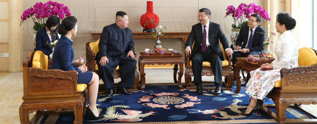 中 대표 호텔 ‘北京飯店’에서 환담 중국을 방문한 김정은 북한 국무위원장(왼쪽에서 세 번째)이 9일 
베이징 중심의 최고급 호텔인 베이징판뎬에서 오찬을 앞두고 부인 리설주(왼쪽에서 두 번째), 시진핑 중국 국가주석(오른쪽에서 세 
번째), 시 주석의 부인 펑리위안 여사(오른쪽)와 대화를 나누고 있다. 베이징=신화 뉴시스