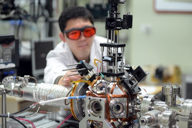 KRISS는 세슘원자시계, 이터븀 광격자 시계 등을 개발하여 정확한 대한민국 표준시(KST)를 정하고 보급하고 있다© News1