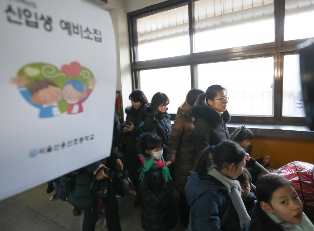 예비 초등학생들이 지난 8일 오후 서울 용산구 신용산초등학교에서 열린 예비소집에서 학교 안을 둘러보고 있다. 2019.1.8/뉴스1 © News1