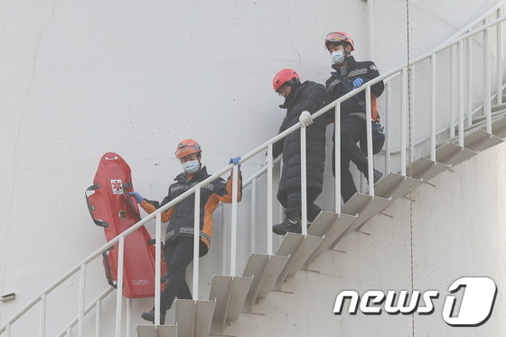 426일간의 고공농성과 사측의 강경발언 등 극한 대치로 치닫던 파인텍 노사가 밤샘 교섭 끝에 극적으로 협상을 타결했다. 11일 오후 고공농성중인 파인텍 사무장 박준호씨가 서울 양천구 서울열병합발전소 굴뚝에서 내려오고 있다. 2019.1.11/뉴스1