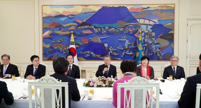 문재인 대통령이 11일 오후 청와대에서 열린 더불어민주당 원내대표단과 오찬에서 발언하고 있다. 이 자리에서 문 대통령은 ‘고위공직자 비리수사처’와 관련 “힘을 모아달라“고 말했다. (청와대 제공) 2019.1.11/뉴스1