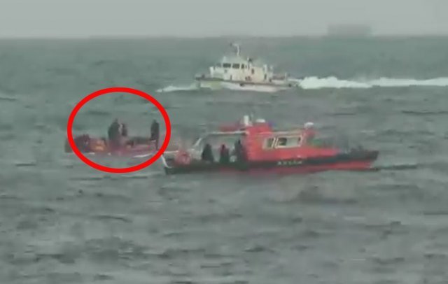 통영해경 관계자들이 11일 오전 이날 오전 4시57분쯤 통영시 욕지도 남쪽 80㎞ 바다에서 전복된 낚시어선 무적호(9.77톤·여수선적.둥근원)를 수색하고 있다.(통영해경 제공)2019.1.11/뉴스1 © News1