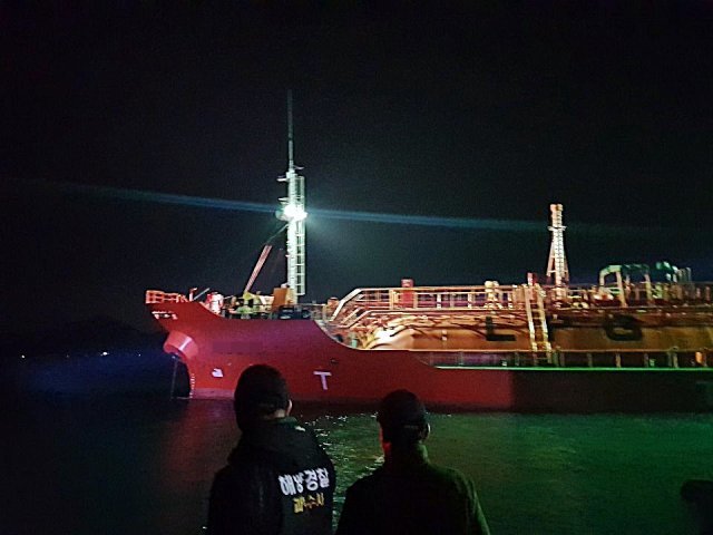 파나마 국적의 3381톤급 LPG운반선 코에타(통영해경제공)© News1