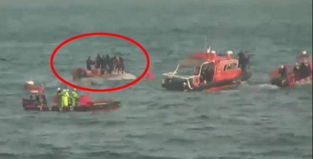 통영해경 관계자들이 11일 오전 이날 오전 4시57분쯤 통영시 욕지도 남쪽 80㎞ 바다에서 전복된 낚시어선 무적호(9.77톤·여수선적.둥근원)를 수색하고 있다.(통영해경 제공)2019.1.11/뉴스1 © News1