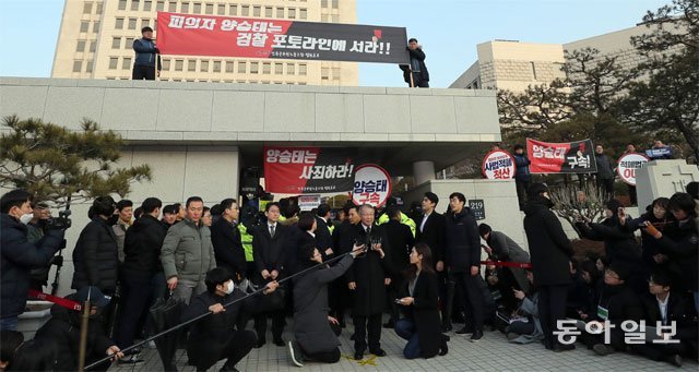 재판 개입과 법관 사찰을 지시한 혐의(직권남용권리행사방해) 등을 받고 있는 양승태 전 대법원장(가운데)이 11일 오전 피의자 
신분으로 서울중앙지검에 출석하기에 앞서 서울 서초구 대법원 정문 앞에서 대국민 성명을 발표하고 있다. 양회성 기자 
yohan@donga.com