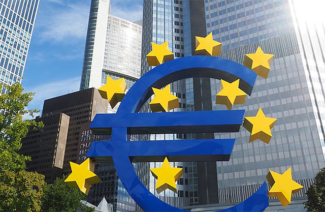 독일 프랑크푸르트 유럽중앙은행(ECB) 건물 앞에 유로 화폐단위 및 유럽연합(EU)을 상징하는 노란 별 조형물이 세워져 있다. 
1998년 만들어진 ECB는 올해 4번째 수장을 맞이한다. 현재 EU 28개국 인구의 66%인 3억4000만 명이 유로를 사용하고
 있으며 유로 사용국의 실질 국내총생산(GDP)은 1경7200조 원이 넘는다. 픽사베이