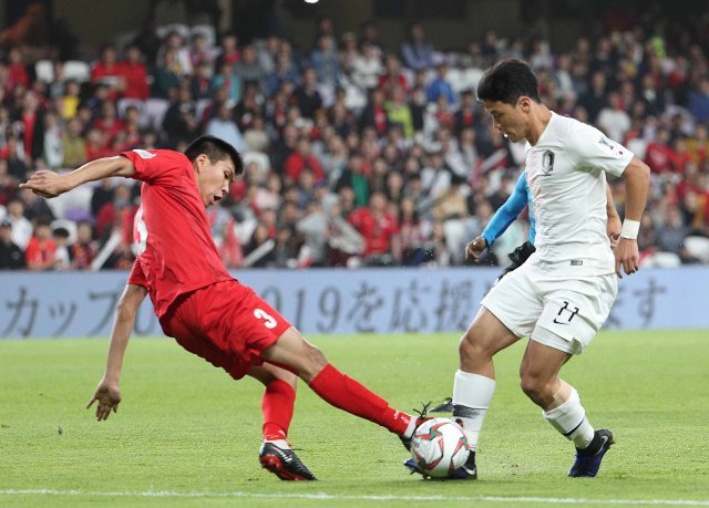 대한민국 축구대표팀 황희찬이 11일 오후(현지시간) 아랍에미리트(UAE) 알 아인 하자빈 자예드 스타디움에서 열린 2019 아시아축구연맹(AFC) 아시안컵 C조 조별리그 2차전 대한민국과 키르기스스탄의 경기에서 돌파를 시도하고 있다. 2019.1.12/뉴스1 © News1