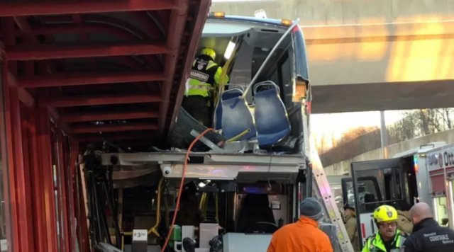 캐나다 오타와에서 발생한 버스-버스정류장 추돌사고 현장.(출처 = 트위터) © News1