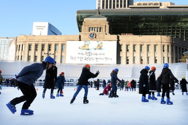 새해 첫 주말인 5일 오후 서울광장 스케이트장에서 시민들과 외국인 관광객들이 스케이트를 타며 주말을 보내고 있다. 2019.1.5/뉴스1 © News1