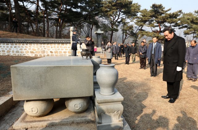 이낙연 국무총리가 12일 오전 서울 강북구 우이동 손병희 선생 묘소를 찾아 참배하고 있다. 2019.1.12/뉴스1 © News1